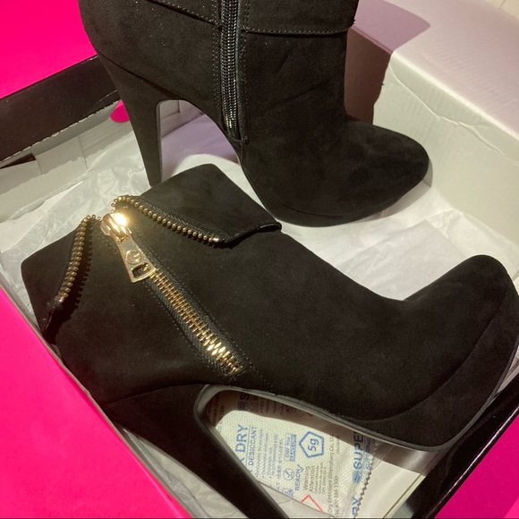 ADeRisi3's tweet photo. So good I had to share! Check out all the items I'm loving on @Poshmarkapp #poshmark #fashion #style #shopmycloset #level99 #gbyguess: https://t.co/GnlOcgqCj7 https://t.co/d8aDU6rCfe