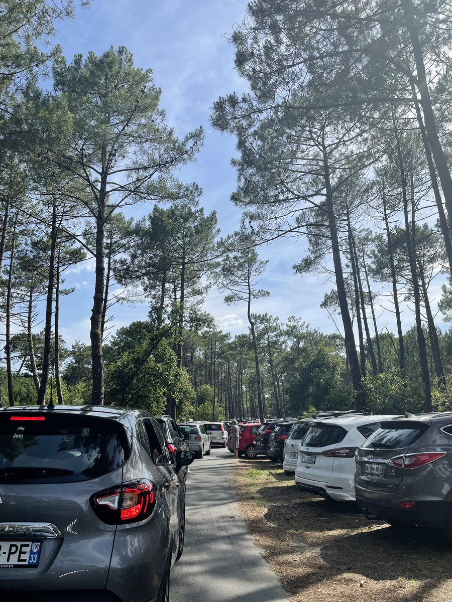 ChartierH33's tweet photo. Pendant que la ministre @RoxaMaracineanu se beigne les français doivent attendre sur le parking (+2h de fermeture du grand Crohot) Quel mépris ! @sudouest @tv7_sudouest @Bleu_Gironde https://t.co/WYSNOv4EXD