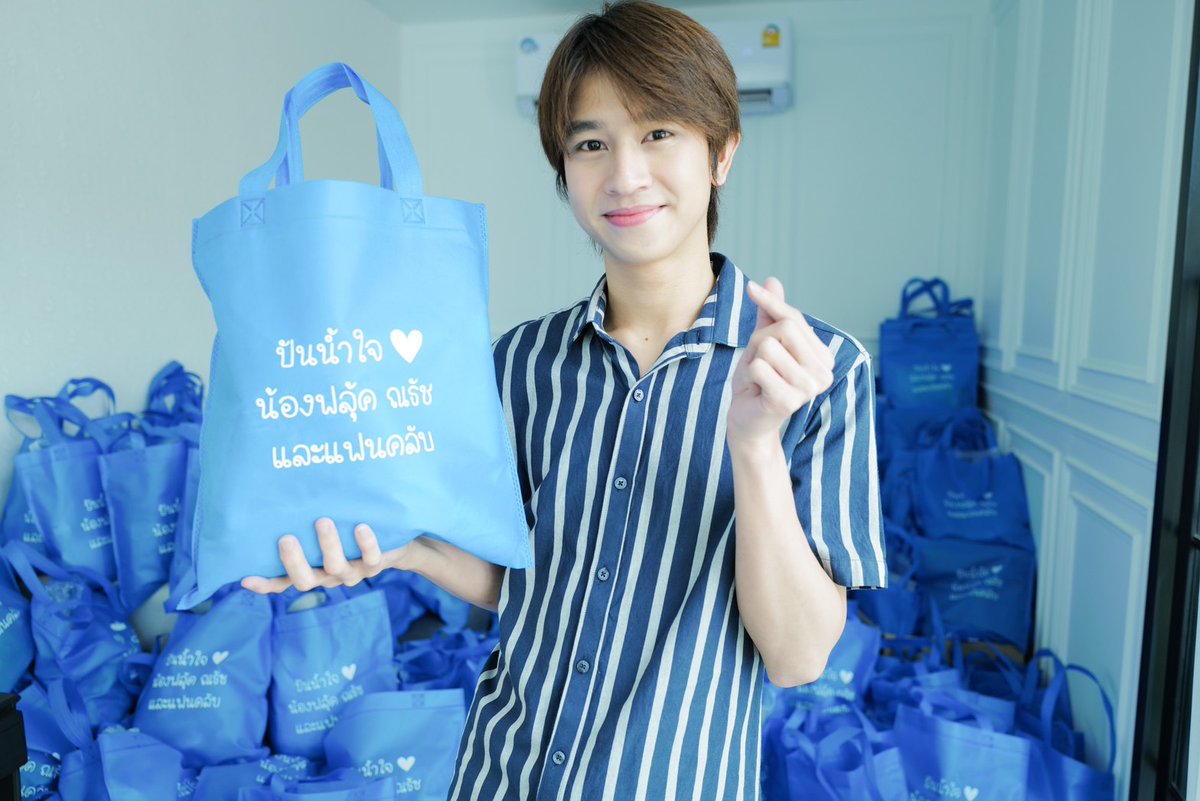 NGnewsgen's tweet photo. ฟลุ้ค ณธัช และแฟนคลับ ร่วมกัน ทำโครงการปันน้ำใจ ด้วยถุงปันน้ำใจ 2000 ชุด นำไปมอบให้ คนเร่ร่อน แคมป์คนงาน และผู้ที่ขาดแคลน ตามชุมชนในพื้นที่บางส่วนในกทม. 

อ่านข่าวเพิ่ม
✨https://t.co/GxZUjaGX43

#ปันน้ำใจกับไขมันเจ้าแก้มก้อน 
#เจ้าแก้มก้อน 
#fluke_natouch https://t.co/cH1rTygg5W