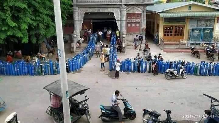 JeonEi11's tweet photo. We were lining up for cash at ATMs past months &amp; now we are lining up for Oxygen again. We are suffering from lack of oxygen &amp; living in the hardest time of our lives under irresponsible illegal government Terrorists Council.
@RapporteurUn
#MyanmarNeedsO2
#WhatsHappeningInMyanmar https://t.co/2nChVtVnQg