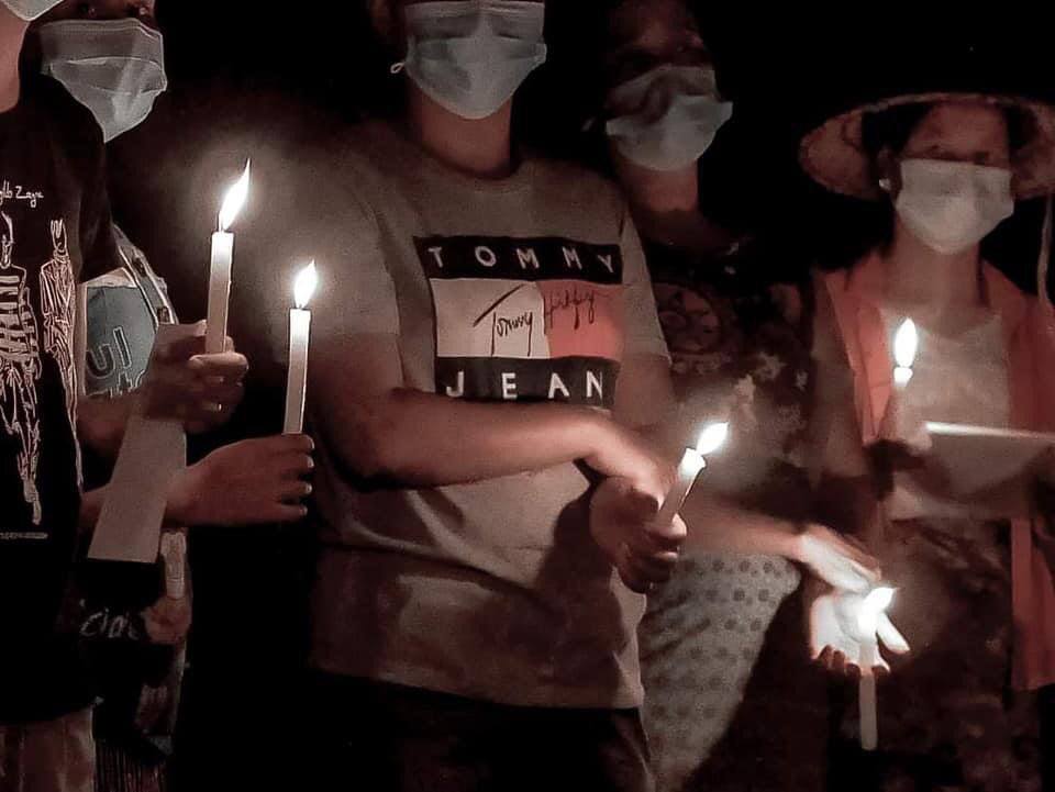 JeonEi11's tweet photo. Candlelight prayer strike by residents from Yantaung Village, Thayet Chaung Township on the night of July 11 WE NEED HELP FOR COVID-19  #MyanmarNeedsO2 #WhatsHappeningInMyanmar #July11Coup https://t.co/OjFusKBNBx