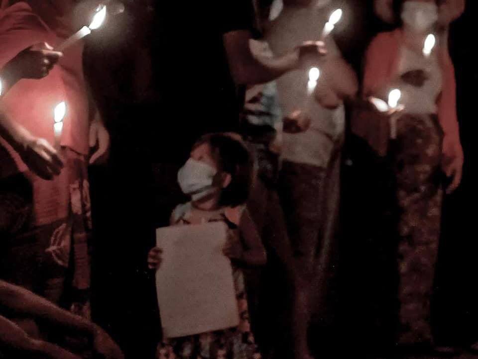 JeonEi11's tweet photo. Candlelight prayer strike by residents from Yantaung Village, Thayet Chaung Township on the night of July 11 WE NEED HELP FOR COVID-19  #MyanmarNeedsO2 #WhatsHappeningInMyanmar #July11Coup https://t.co/OjFusKBNBx