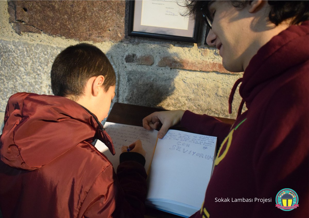 Herkese tekrardan merhaba SLP ailesi 🤗 Uzun zamandır görüşemediğimiz için birbirimize hasret kaldık ve bu özlemimizi yüz yüze eğitim dönemimizde çekildiğimiz fotoğraflar ile giderelim istedik. En yakın zamanda çocuklarımıza kavuşma dileğiyle. Herkese iyi tatiller🔦💛