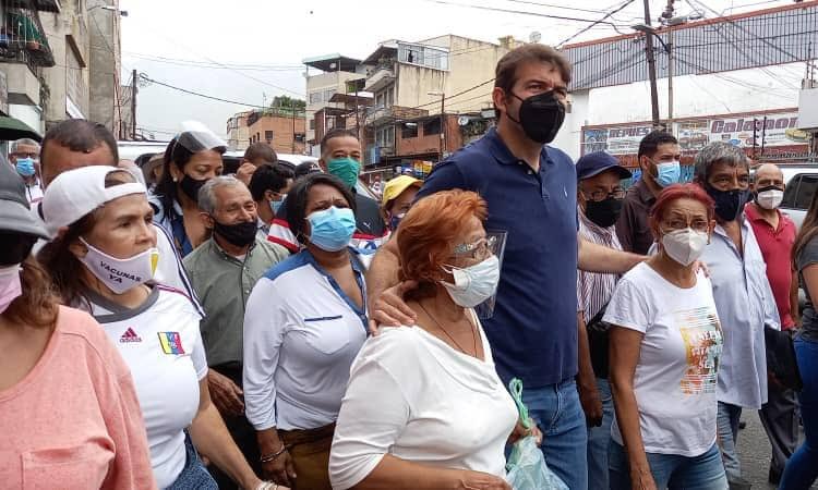 Desde #LosMagallanesDeCatia, junto a nuestra gente que pese a las adversidades y el caos que se genera en #Caracas sigue de pie, dispuesta a luchar por su libertad y por la contrucción de una ciudad de #ProsperidAD.
¡Juntos podemos lograrlo! #ADelante #VamosVzla #VamosCaracas