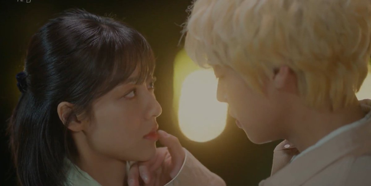 doramart's tweet photo. #AtaDistanceSpringisGreenEp7 #AtaDistanceSpringisGreen mds eu amo mt eles 😭😭 a mão no pescoçooo 🥺 https://t.co/74KRDw7UBZ