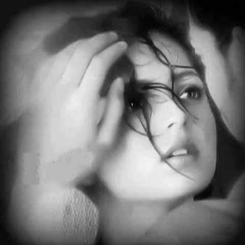 عفيه عيون ،ما تنمل
لو أشبع سفر بيها

عفيه عيون ، تعرفلي
ما يحتاج أحاچيها

عفيه شفايف ،مّورده
أذا شفت أبتسامتها ، الحزن عَدّه

عفيه شفايف ، الماي أستلذ بيهن
أتراهن عليهن بالنده البيهن
عطش