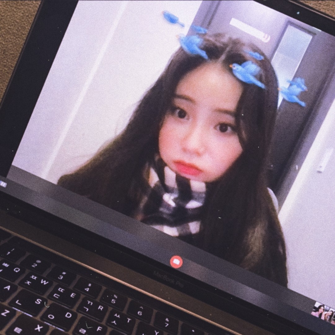 tokyoess's tweet photo. jinsoul bota pra tocar aquela do paramore 
#OrbitSelcaDay @loonatheworld https://t.co/ckuKIfIs8J