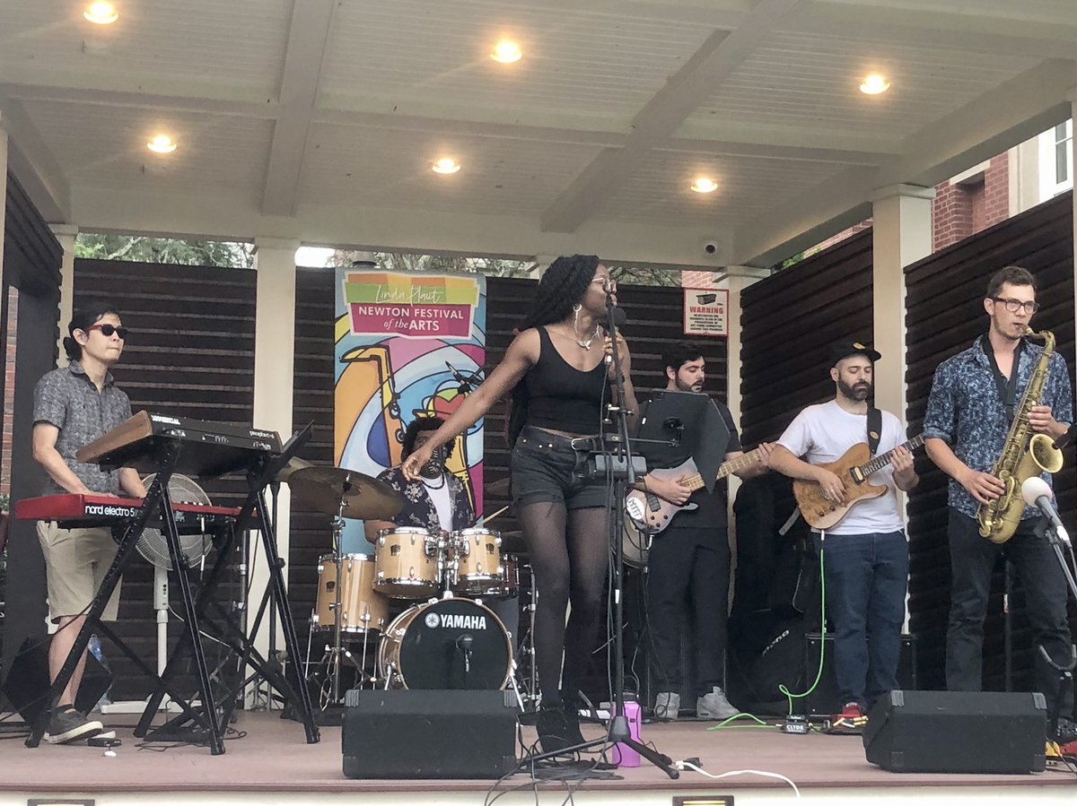 #DeboRay is rocking <a href="/hydehighlands/">Hyde Community Center</a> as closing act for the #NewtonFestivalofArts2021 here 🎹🎤🎷 Come on down 5-6 pm  Let’s Dance !