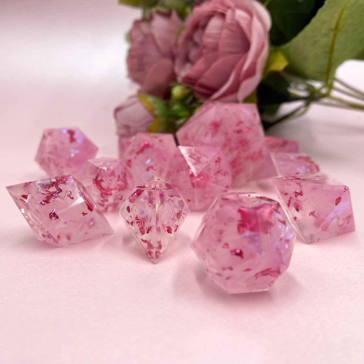 RoaringDice's tweet photo. Opal inspired dice! My first fan dice ever! Opal is a character on #ExandriaUnlimited and is played by the amazing @aimeecarrero ✨ That charm person during the second session was super effective. I’m still under it’s effect. 

#criticalrolefanart #ExandriaUnlimitedFanart 
#dice https://t.co/T1P4vAO4F8