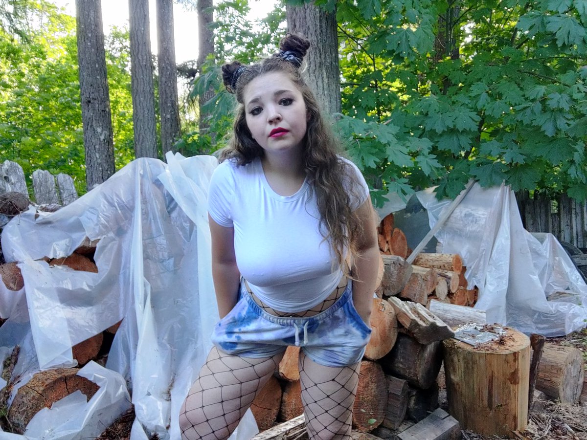 😈SALE😈
My page is 50% right now! Don't miss out on this deal, its only $4 👀🤤