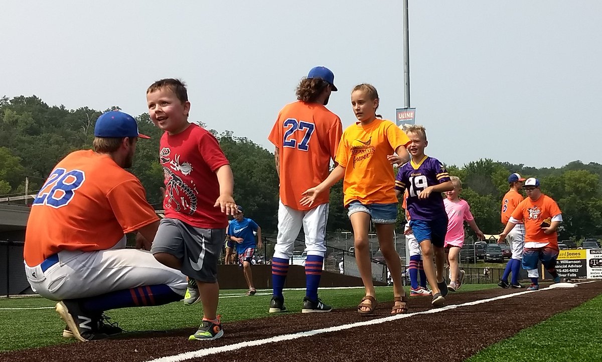 BobBurr94897186's tweet image. A great way to end a great day at @FNBRFField . 
@fightingfishRF 
@Johnnies_Bar