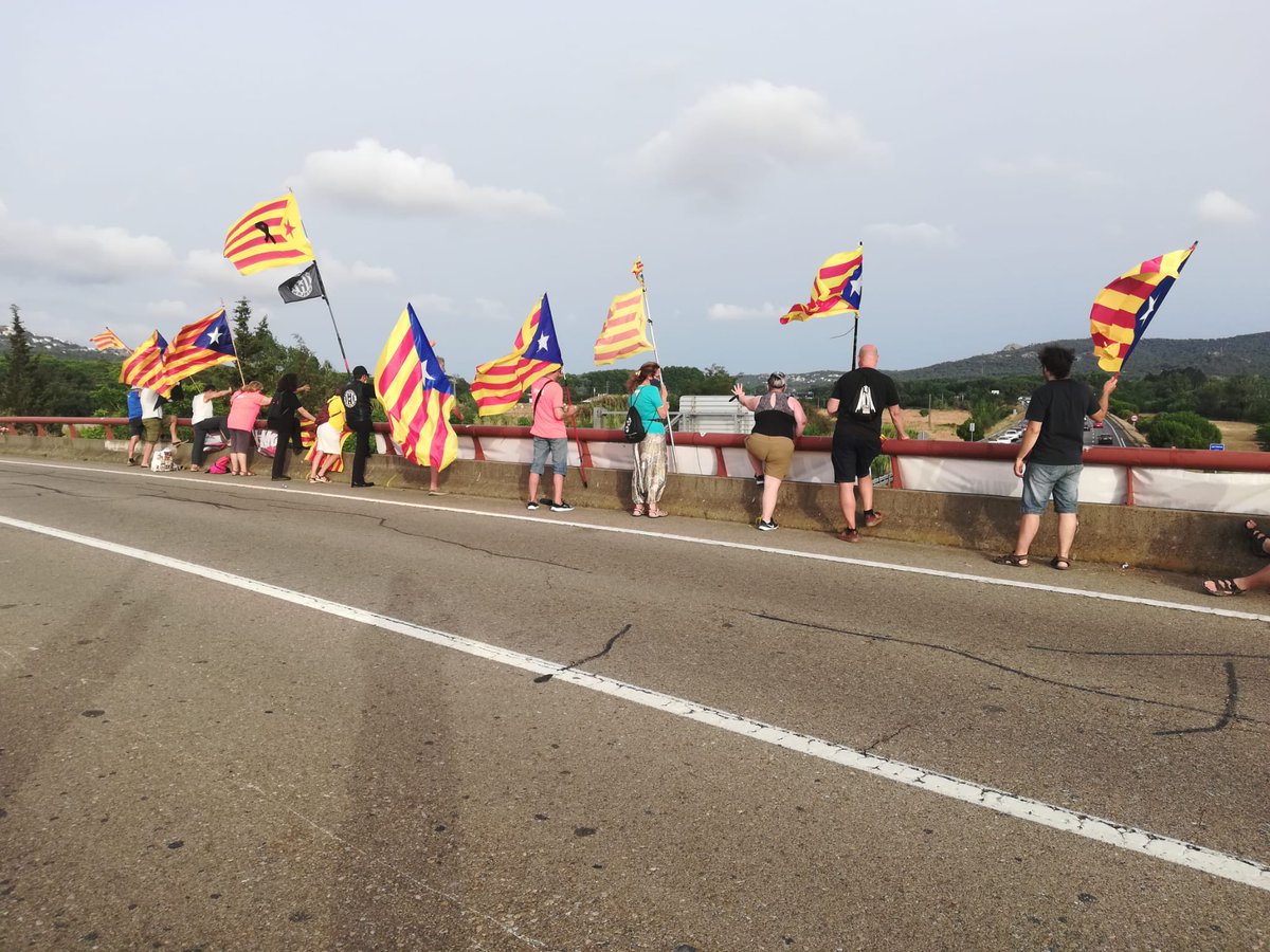 Seguim dempeus, com cada dia no fem ni un pas enrere.
Avui hem tornat a estar (i ser) al pont de Panelles, com cada diumenge a la tarda fins acabar l'estiu.
I ens han acompanyat companyes de <a href="/MeridianaResis1/">MeridianaResisteix</a> <a href="/MeridianaResist/">MeridianaResisteix</a>!
Tot un luxe
#BaixEmpordàResisteix
#PontsXIndependència