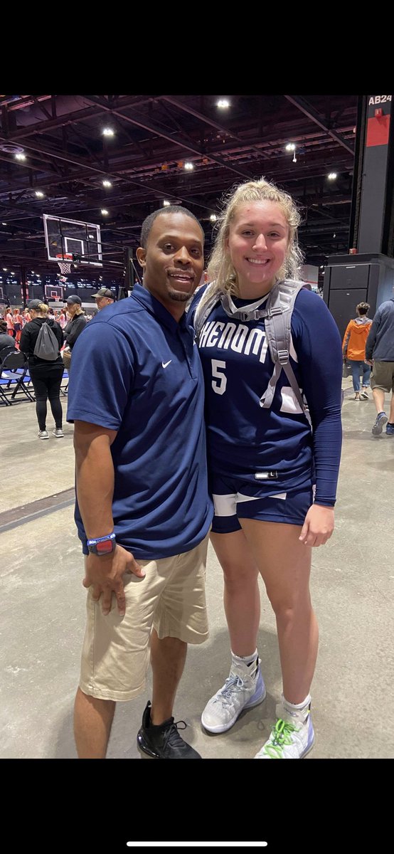 HaleyHagan3's tweet photo. From Iowa to Chicago finally got to see @AndrebBell! we are currently 4-1 and play again tomorrow at 8 am! https://t.co/dlf0PfMFrS