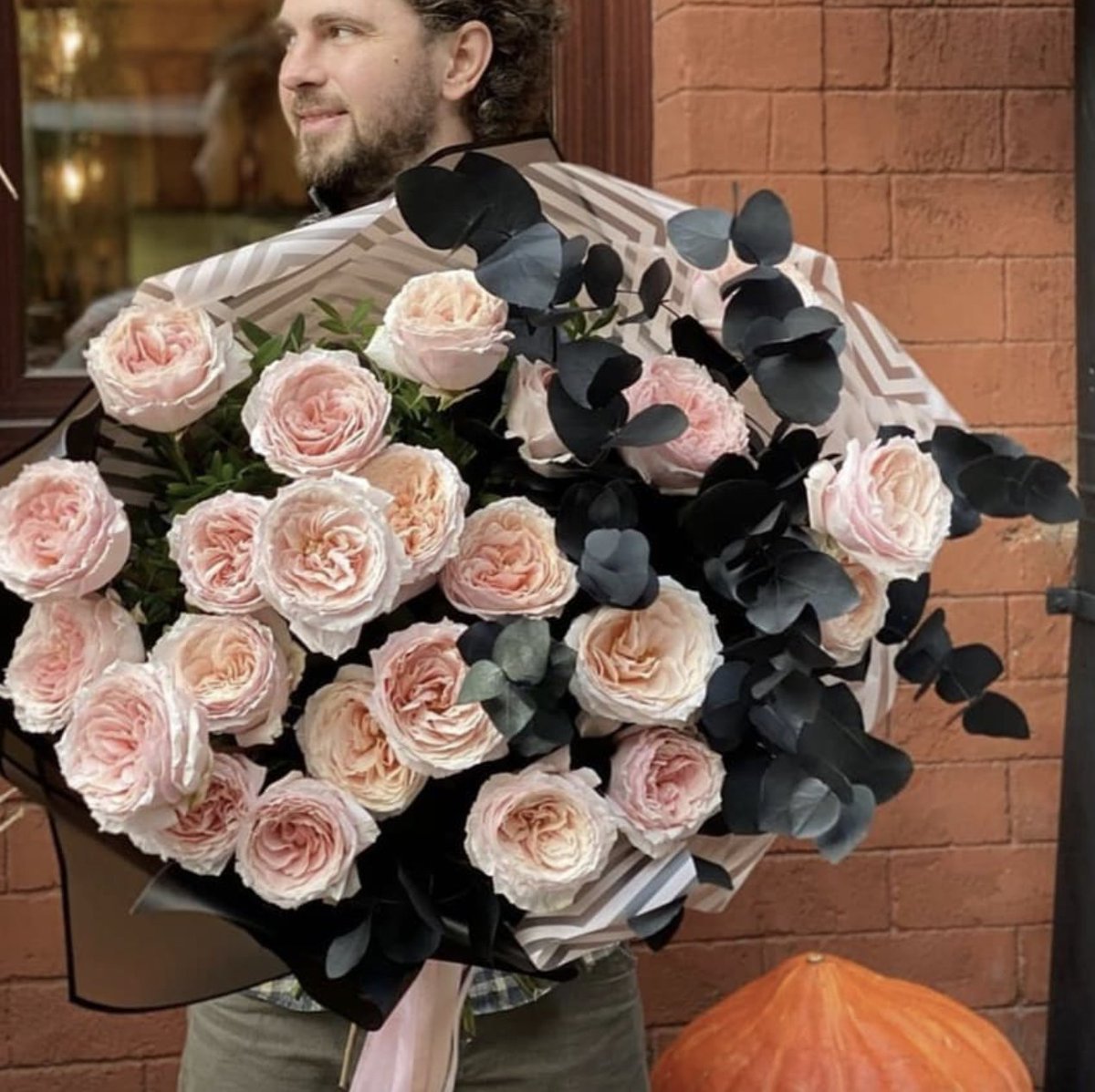 FloristsReview's tweet photo. Which color palette do you prefer? Featured florist @vadim_flora (instagram) is an artist with a true gift for color composition, from monochromatic to complimentary contrasting tones we think you will admire these blooms! #floraldesign #floralcomposition #colortheory https://t.co/QYxrJ1Zi9k