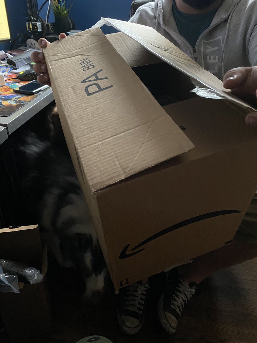 benson_sandy's tweet photo. When @amazon forgoes using packing tape 🤦🏻‍♀️ https://t.co/iz1YO8Smbv