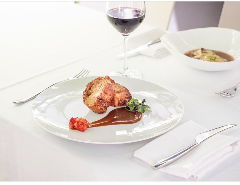 Disfruta de nuestro Cochinillo crujiente con salsa de fresas escabechadas #servimosfelicidad 

Reservas: +34 91 781 61 97
restaurantealbora.com

#albora #restaurantesmadrid #cochinillo #cocinaespañola #comerbien #gastronomia #verano2021