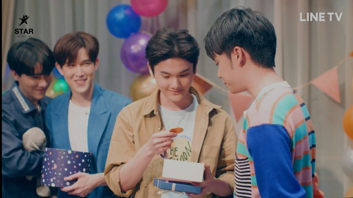flag_wasuthorn's tweet photo. This is such a weird party. Some of the gifts are actually meant for specific people, so there's really no point in having them pick names from a box. 🤣 #TopSecretTogether #ได้ครับพี่ดีครับน้อง #TST_EP9 https://t.co/aUVMl9eUEb