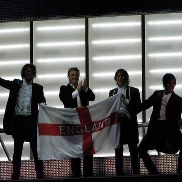 TakeThatFanBase's tweet photo. One more time... good luck #England! #โฝ๏ธโฝ๏ธโฝ๏ธ #throwback #flashback #lookatus #UltimateTour #JasonOrange @GaryBarlow
#Eng #soccer #football #final #๐ช #EuroFinal https://t.co/hWauvNCAB3