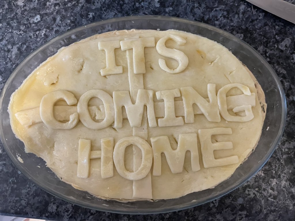 laurw777's tweet photo. Made pie for dinner… be rude not to🏴󠁧󠁢󠁥󠁮󠁧󠁿 https://t.co/VjSymhXjek