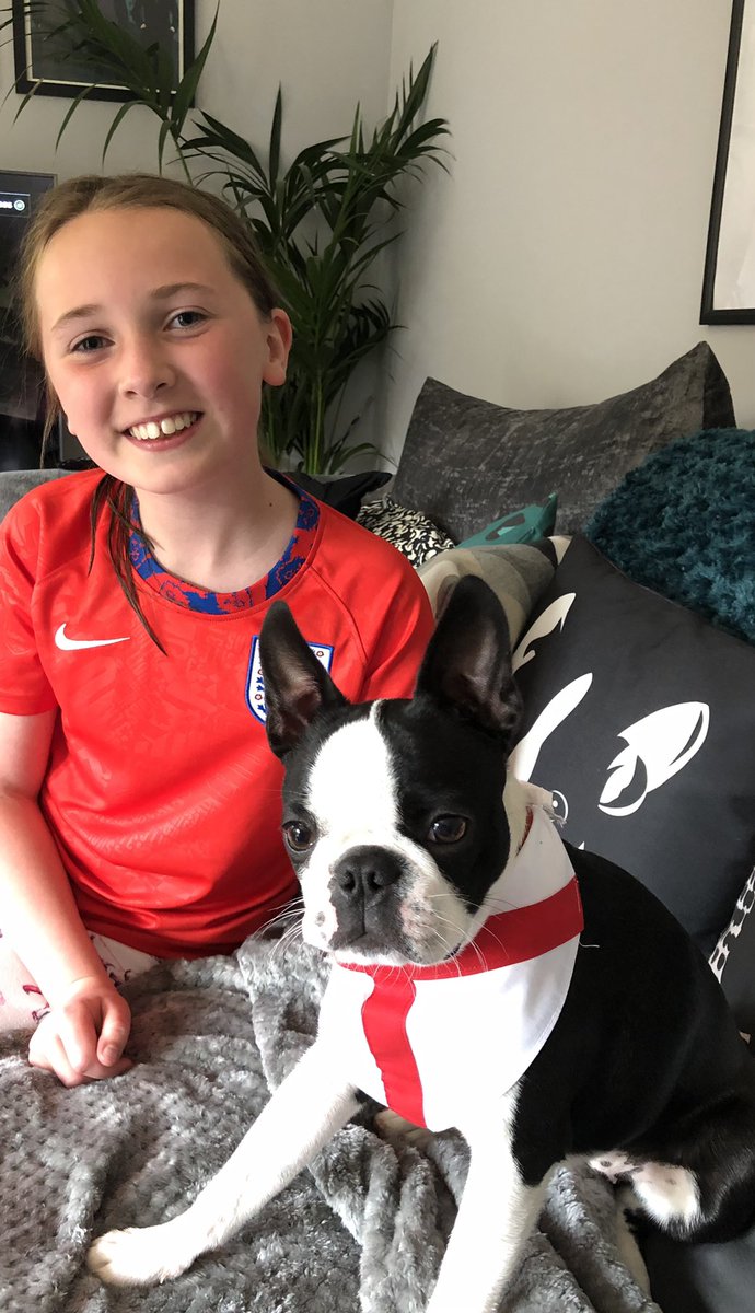 freemonty's tweet photo. @SkySportsNews Nancy and Roxy Sunderland https://t.co/AeWvIzijS6