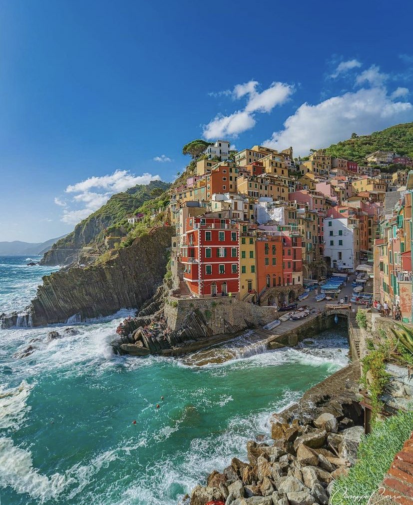 ScribeFlash's tweet photo. Riomaggiore, Italie 🇮🇹 https://t.co/xOUFGi6Yg2