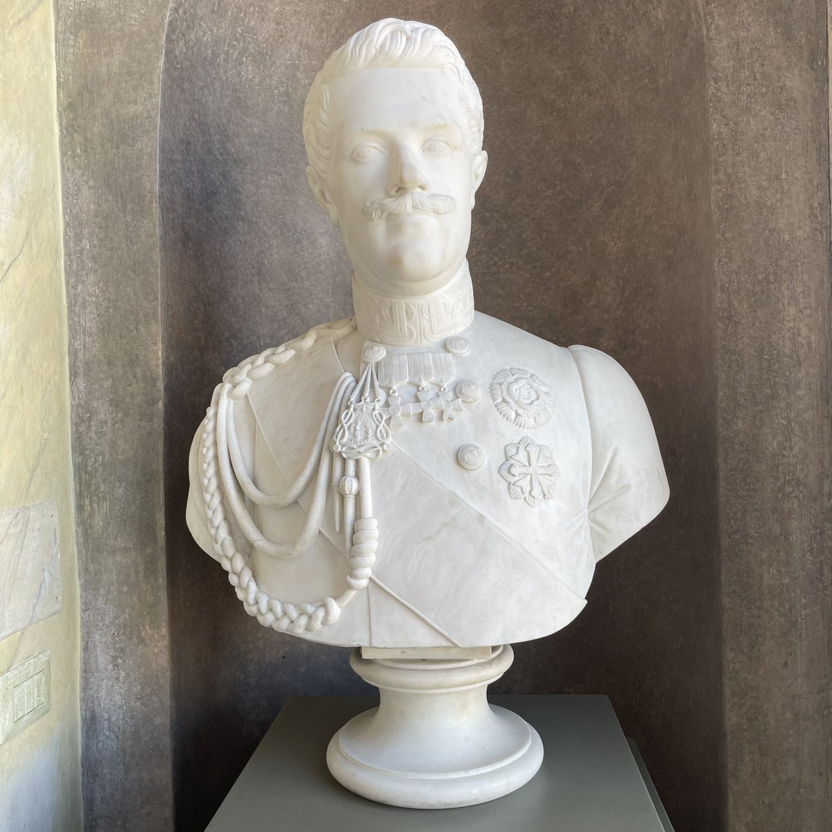 Aujourd’hui, on a visité deux palais.

Tout d’abord le Palais royal, au centre de Turin.

Il abrite des portraits et bustes des Rois d’Italie...

#PalazzoReale #Torino #ReDItalia