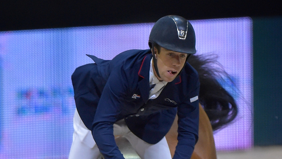 paardennieuws's tweet image. Maikel van der Vleuten, Nederlands beste springruiter van het moment, ging op herhaling in de Grote Prijs van het Vechtdal. Hij won de Grote Prijs van CSI Ommen voor het tweede jaar op rij.  
#CSIOmmen #paardensport

bit.ly/2Vn4QxC