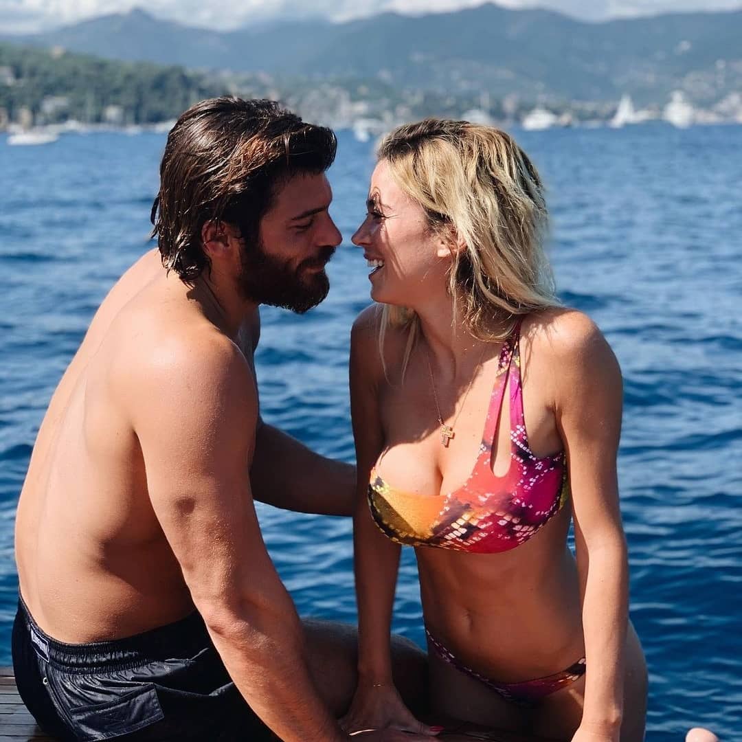 YamanManiaPl's tweet photo. 🎶Morza szum, ptaków śpiew
Złota plaża pośród drzew...🎶
Zdjecia od #/@4bar_official 🛥 z kolejnego wakacyjnego wypadu #CanYaman i #DilettaLeotta
#4Bar #4BarTours #Portofino #BoatWeekend
#CanYaman #Sandokan
#PolishGirlsForCanYaman
#YamanManiaPL 🇵🇱 #SandokanTheSeries #LuxVide https://t.co/SN0GrhwmP0