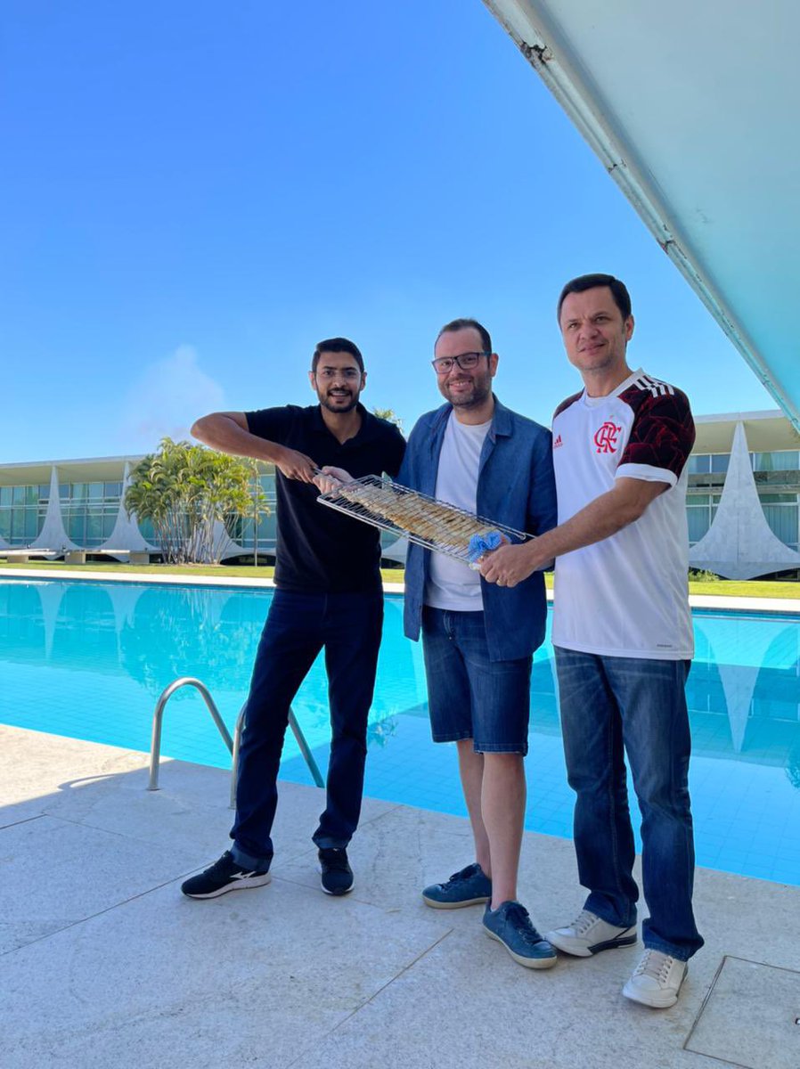 jorgeseifjunior's tweet photo. 🇧🇷Hoje foi #diadepeixe no Alvorada! O Capitão e o #timedobolsonaro saboreando Pescada Amarela do Pará e Atum da Bahia.
Coisa boa ver nosso Presidente bem, espirituoso e sorridente!
Bora comer um peixinho pessoal?🐟 https://t.co/dZGvsmVgvc