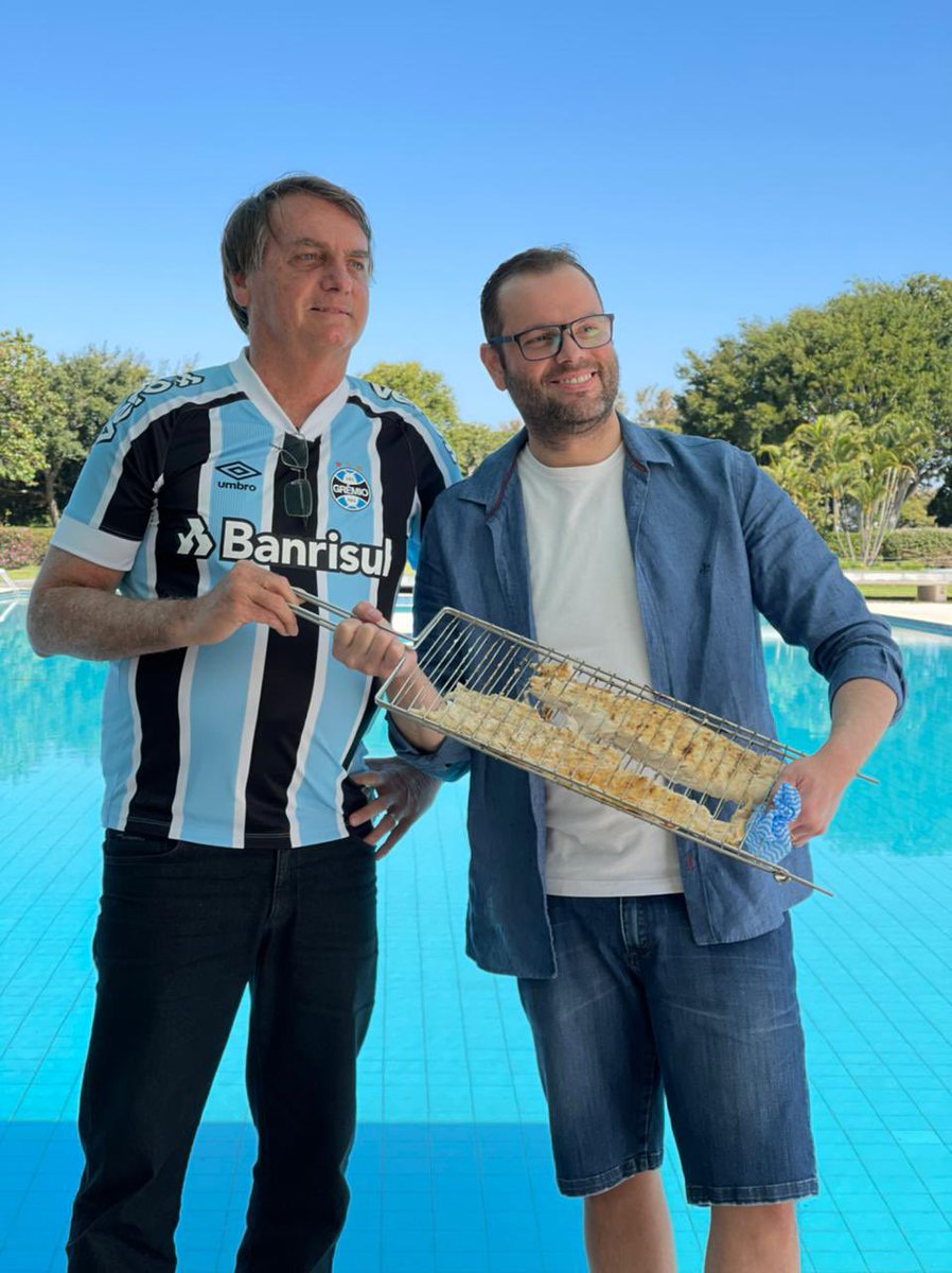 jorgeseifjunior's tweet photo. 🇧🇷Hoje foi #diadepeixe no Alvorada! O Capitão e o #timedobolsonaro saboreando Pescada Amarela do Pará e Atum da Bahia.
Coisa boa ver nosso Presidente bem, espirituoso e sorridente!
Bora comer um peixinho pessoal?🐟 https://t.co/dZGvsmVgvc