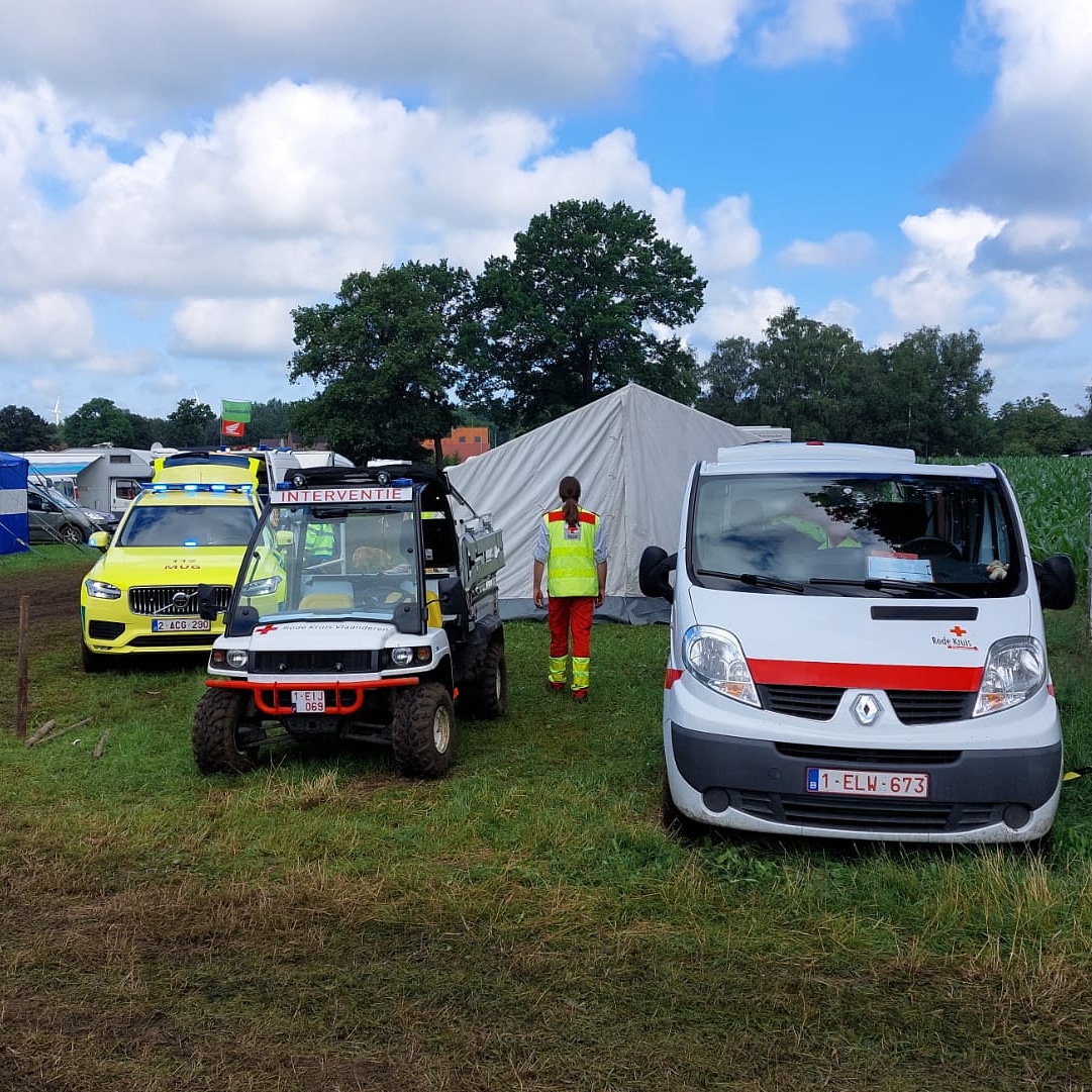Hulpverlening is een teamsport.
Blij aanwezig te zijn in #limburg ter ondersteuning van @RKBeringen op de Paalse motorcross.

#samensterk
#rodekruisvlaanderen
#motorcross