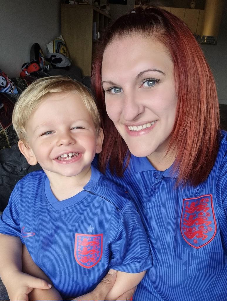 stef_little's tweet photo. We're ready for you England!! 🏴󠁧󠁢󠁥󠁮󠁧󠁿 Stef &amp; Hudson - Skipton @SkySportsNews #selfie https://t.co/HWF08Yv5Y5