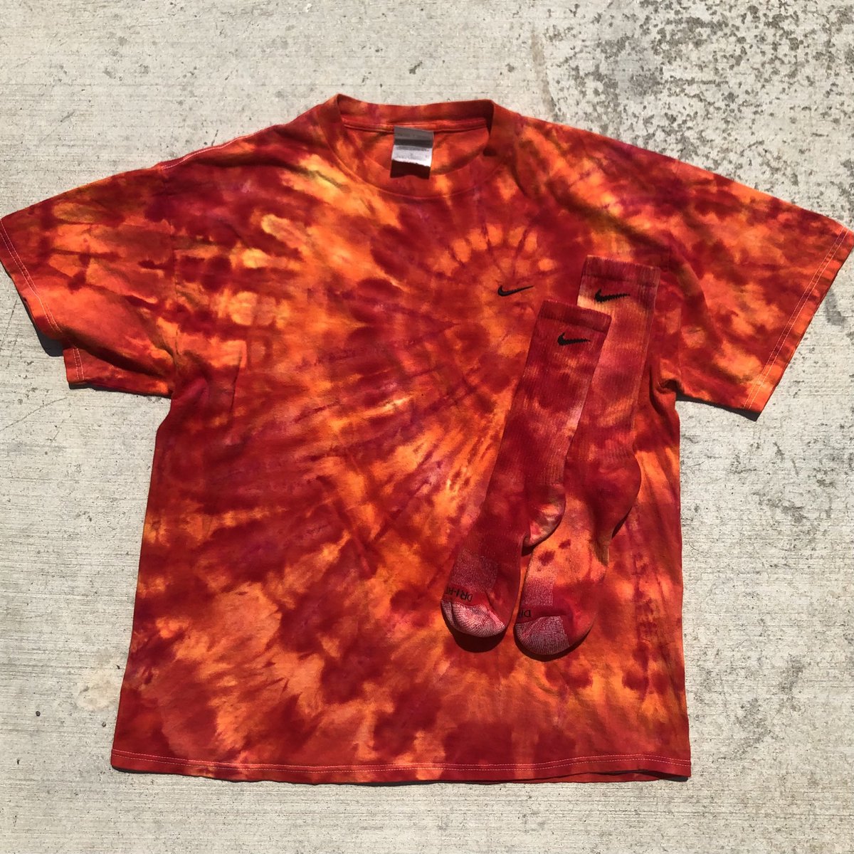 AcidDropJP's tweet photo. 🚨 **GIVEAWAY ALERT!!** 🚨 

Website dropping soon and doing a giveaway to celebrate. 

Size L Thrifted Nike tee with a Ice Dyed spiral and a pair of matching Nike socks in Women’s or Men’s depending on the winner.

Just need to Like, Follow, &amp; Tag 2 people to be entered. ✌🏿😘 https://t.co/GZmo4MMbCO