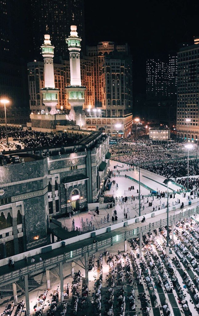HadeesNabawi's tweet photo. عبدالله بن مسعود ؓ نے بیان کیا:
 
الله تعالیٰ نے گدوانے (ٹیٹو) والیوں اور گودنے والیوں پر لعنت بھیجی ہے؛ چہرے کے بال اکھاڑنے والیوں؛ اور حُسن کیلئے آگے کے دانتوں میں کشادگی کرنے والیوں پر لعنت بھیجی ہے، کہ یہ الله کی پیدا کی ہوئی صورت میں تبدیلی کرتی ہیں.

بخاری 4886
(مسلم 5573) https://t.co/wwPh8PNGwc