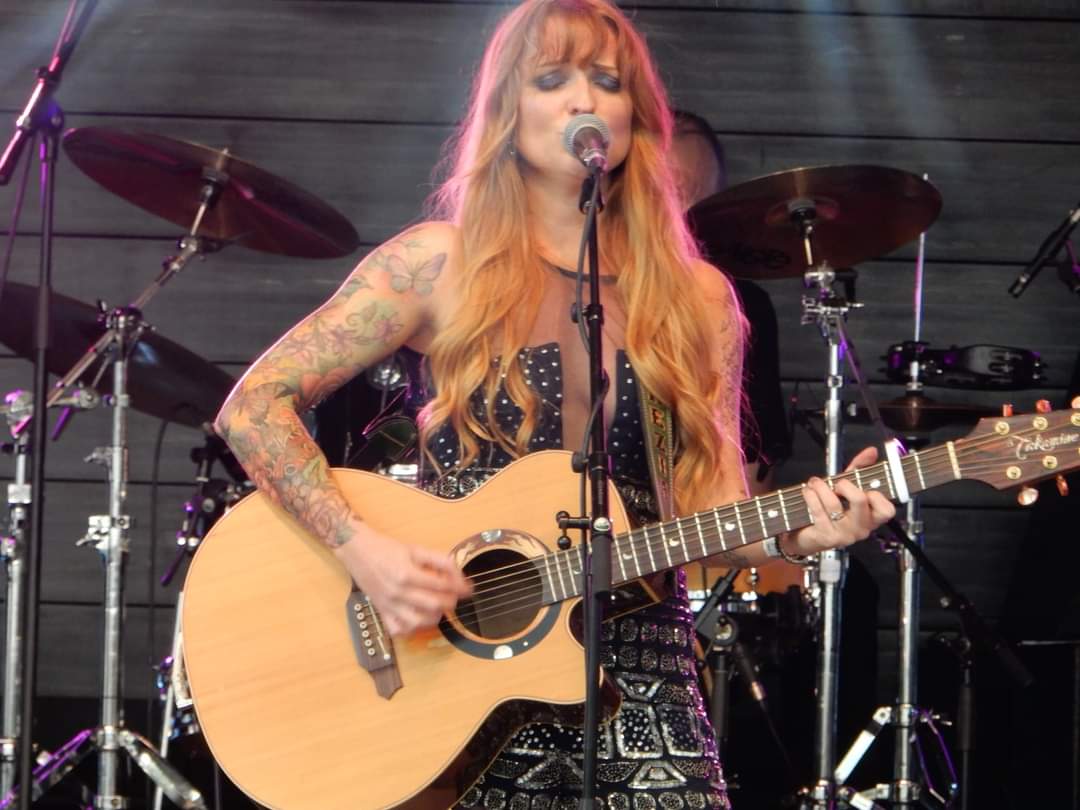 KeziaGillFNC's tweet photo. @Keziagillmusic back doing what she does best - performing live @TNFieldsfest #livemusic #TheMessIMade #whiskeydrinkinwoman Not long now - @BuckleandBoots https://t.co/ne1CQ8xAI2