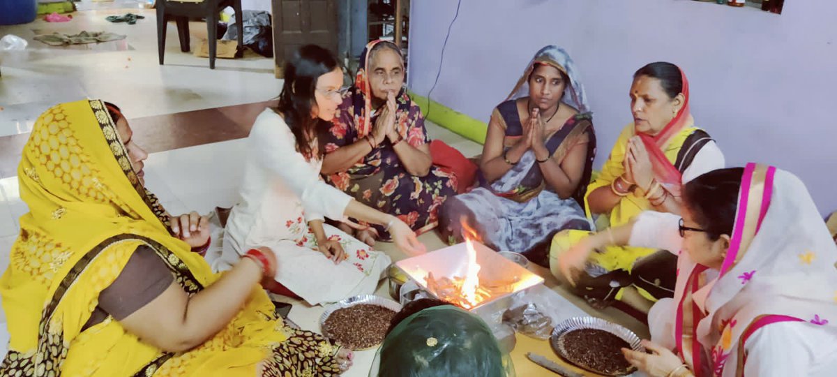 yhksmum's tweet photo. Today's on the auspicious day of Ravi Pushyamrit yog Yagna was organised for Pujya Bapuji health by team Yuva Heet Karini sangh.
#Mahamrityunjay mantra jaap
#Anantachyutgovind ucharan.
#Adityahridaystotra
#Gurugitapath. https://t.co/gcvVcNFIVI