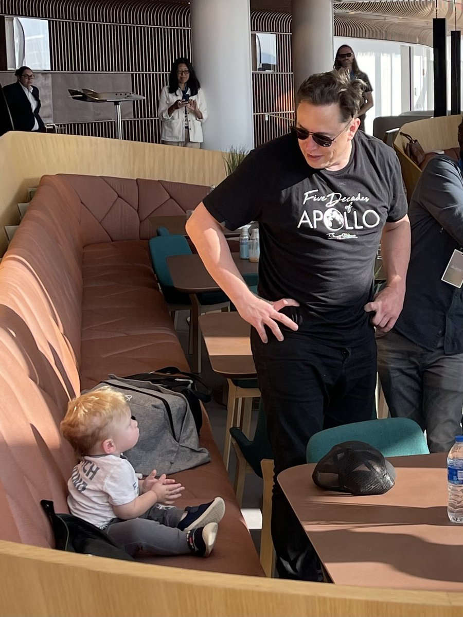 OwenSparks's tweet image. Baby X watches his first launch of humans to space with @elonmusk! @virgingalactic @richardbranson 

📸 @rorytait