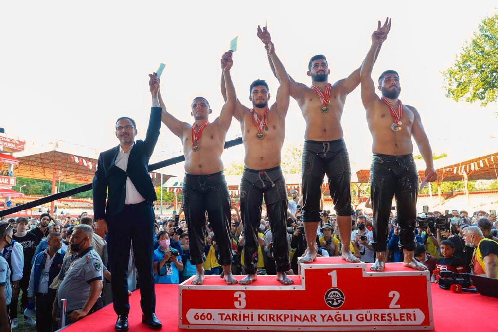 Yiğitler er meydanında, heyecanı yurdun her yanında! #Kırkpınar

Gelenekten geleceğe uzanan bu altın zincire 660'ıncı halkayı ekleyen Başpehlivan Ali Gürbüz’ü tebrik ederim.👏🏼