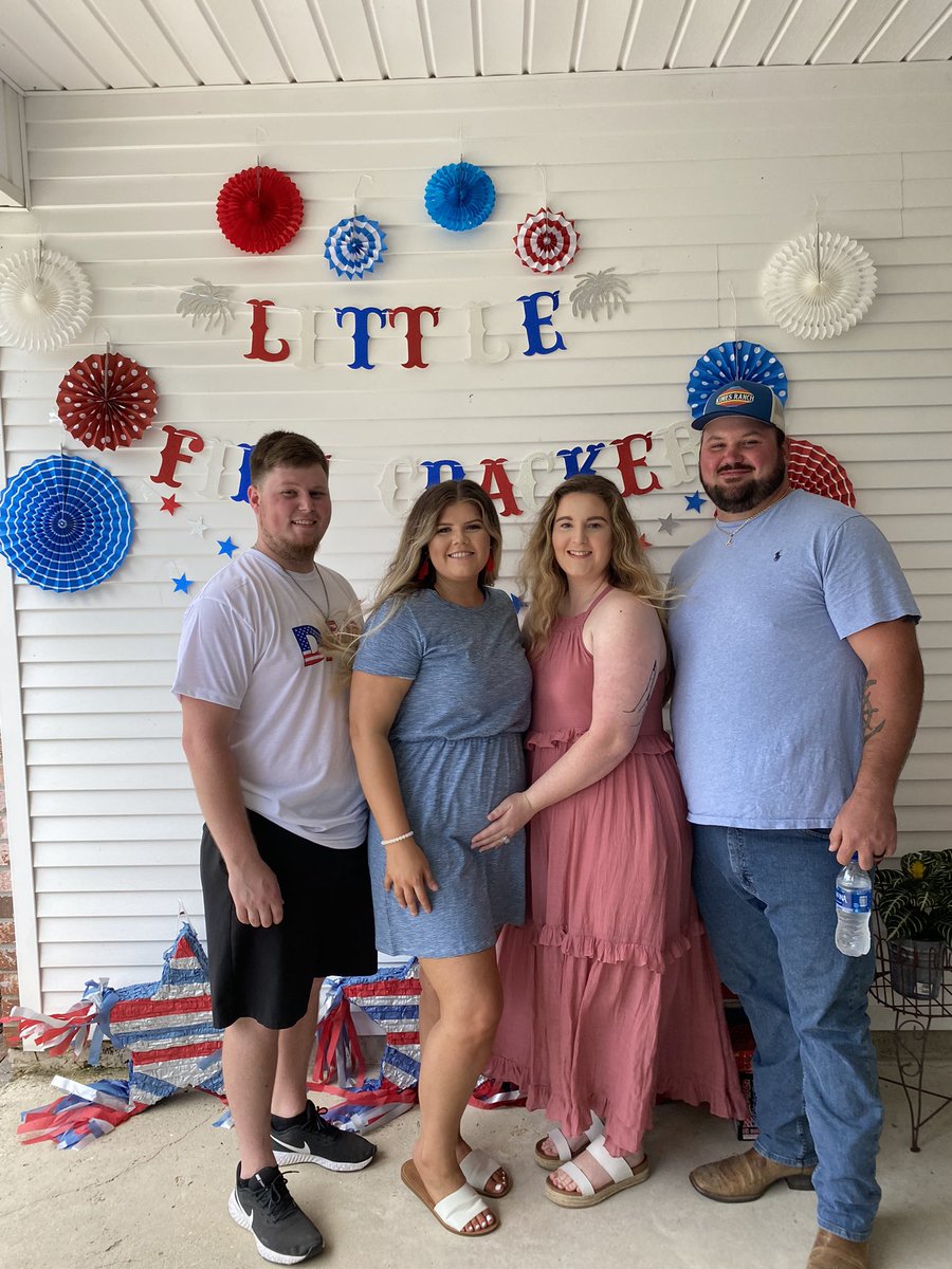 haileykat_'s tweet photo. I get to experience pregnancy with one of my best friends and she’s having a GIRL!!! 💗💗 @cassie_lindsay https://t.co/ylZJOiRnV6