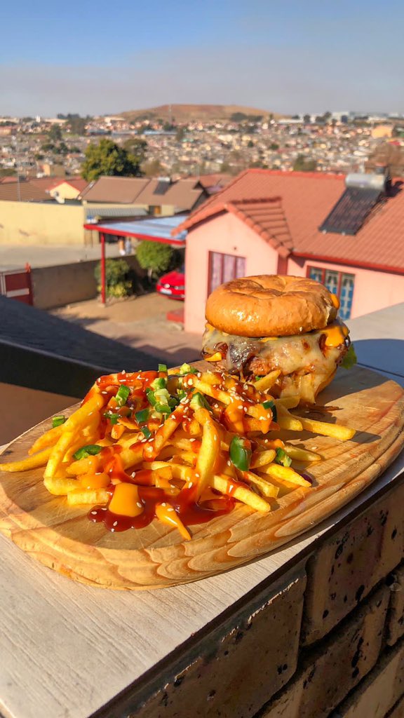 AtWillys's tweet photo. Tjo ai anyway.   Midrand people we got burger outchea #letsdineateillys  #FamilyMeeting https://t.co/2BdKcld4j7