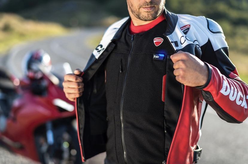 MexicoDucati's tweet photo. #DucatiSmartJacket es un sistema de bolsa de aire inteligente que protege tu espalda y tus órganos vitales. Puede ser utilizada debajo de tu chamarra de piel o como chaleco, disponible en tu concesionario Ducati más cercano: https://t.co/tLLDZHZpRp
#DucatiApparel #DucatiMx https://t.co/yDYCxb6OY3