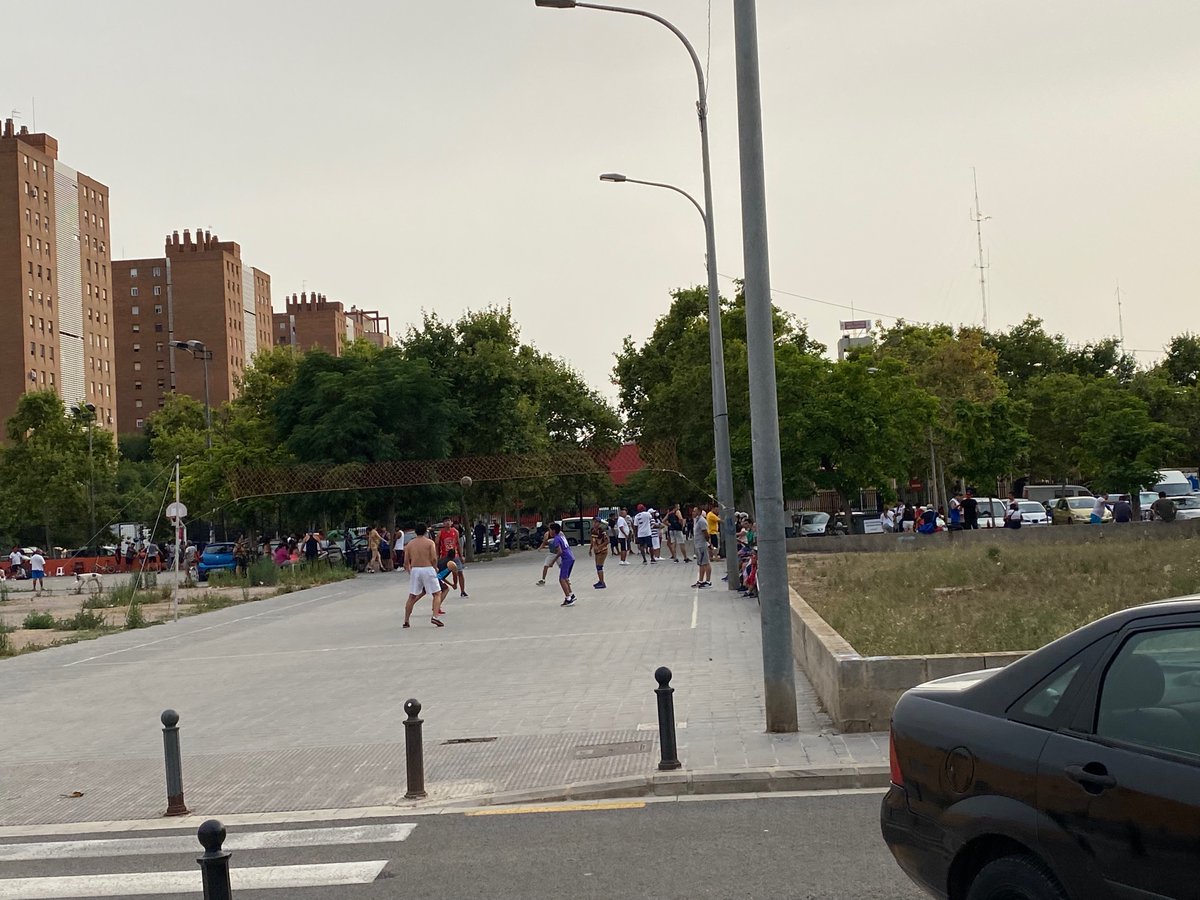 raulme's tweet photo. @chimopuig @joanribo .Cerrais el ocio nocturno y sancionáis el botellón de los jóvenes pero tenéis todos los fines de semana a 50 metros de la comisaría 100-200 extranjeros bebiendo, acosando, y sin mascarilla y no hacéis nada!!Hay que parar esto @VOXvalenciaciud @policialocalvlc https://t.co/4wnKHytETW