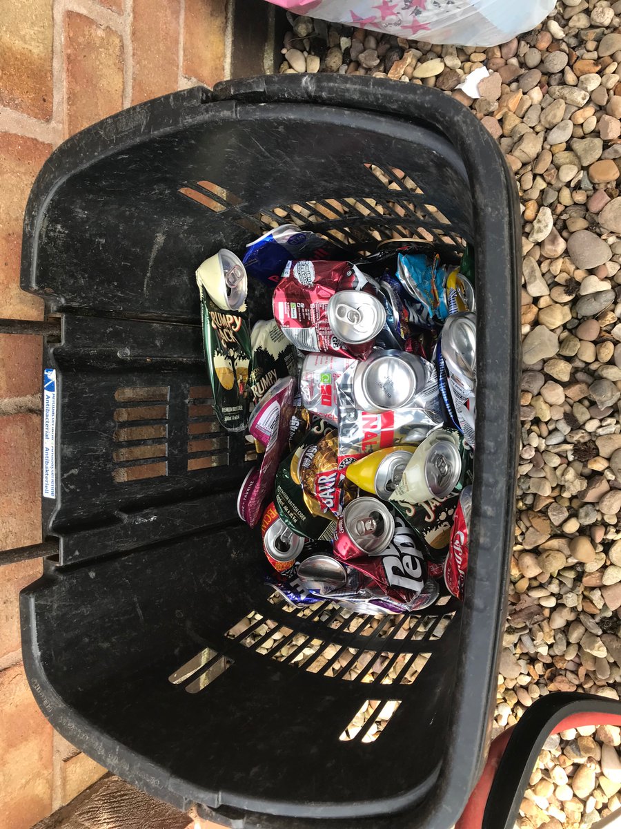 lesterlassie's tweet photo. An after group pick solo litterpick got 3 bags of litter and a trolley of cans, I also reported some fly tipping & weeded the railway bridge while I was out. #talkingrubbish #dontbeatosser #sllw https://t.co/gcvNVxFGSx