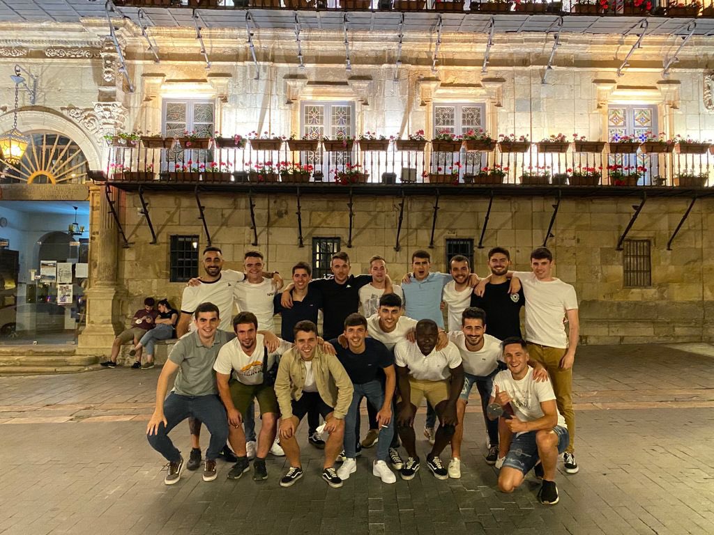 urgoitii's tweet photo. Buen finde por León para despedir la temporada 🔥 La puta banda! 💙🖤 https://t.co/2g2J3voDCi