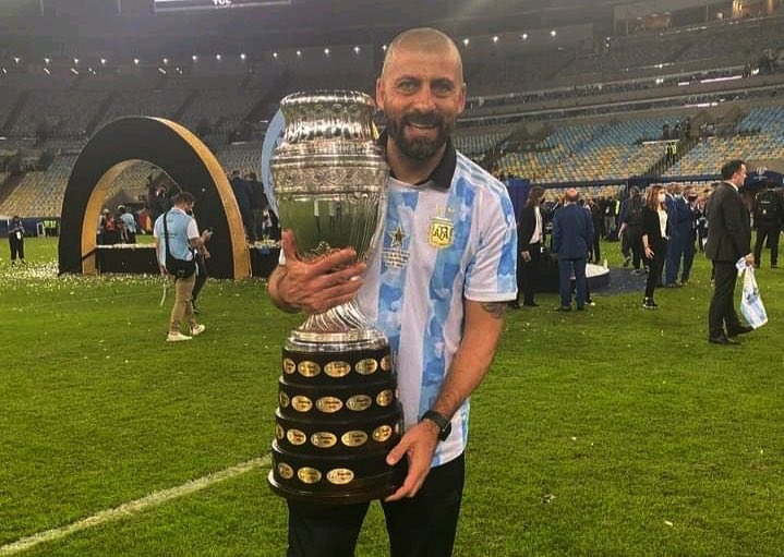 Newells's tweet photo. La selección @Argentina, a la gloria con la Scaloneta 👏🏼

¡Felicitaciones campeones! 🇦🇷🚩🏴

@lioscaloni 🏆 https://t.co/VBxl5KrfSo