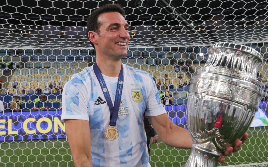 Newells's tweet photo. La selección @Argentina, a la gloria con la Scaloneta 👏🏼

¡Felicitaciones campeones! 🇦🇷🚩🏴

@lioscaloni 🏆 https://t.co/VBxl5KrfSo