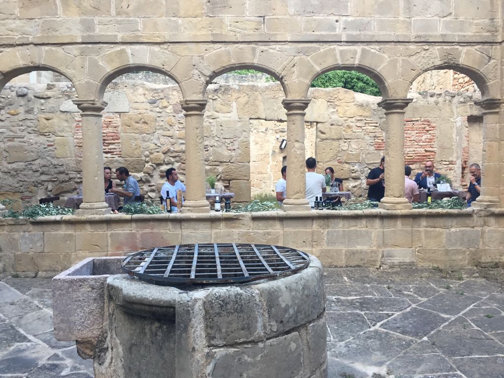 LoRebostEcoTTEE's tweet photo. A la 2a Tarda Gastronòmica de #lorebosteco l'equip del Restaurant El Bistrot amb els seus tastets ens va guiar a través de les varietats d'oli OVE produïdes en ecològic a #TerresdelEbre. L'acte es va organitzar per a recolzar la #vendadeproximitat amb el suport de @agriculturacat https://t.co/wFgQO1v3jy