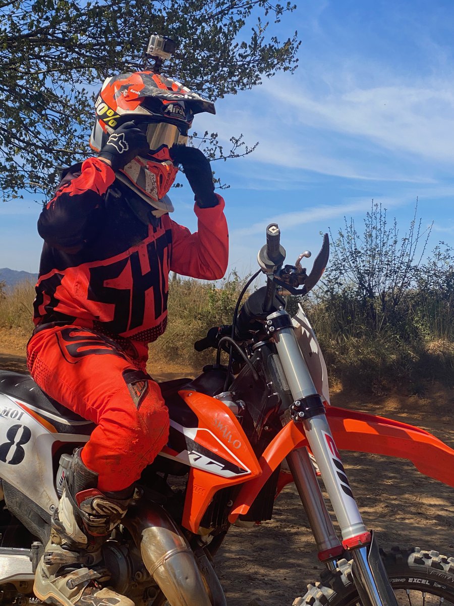 🧡 Contando los días para volver a colocarme las gafas... #undiamenos chavales. 
      
¡No olvides sonreir! Qué hace tu vida y la de los demás, mucho más bonita. 

#moi8 #moi8team #muchogascompañeros #vamostropa #moi8_team #motocross #supercross #smile #sonriesiempre #eterno710