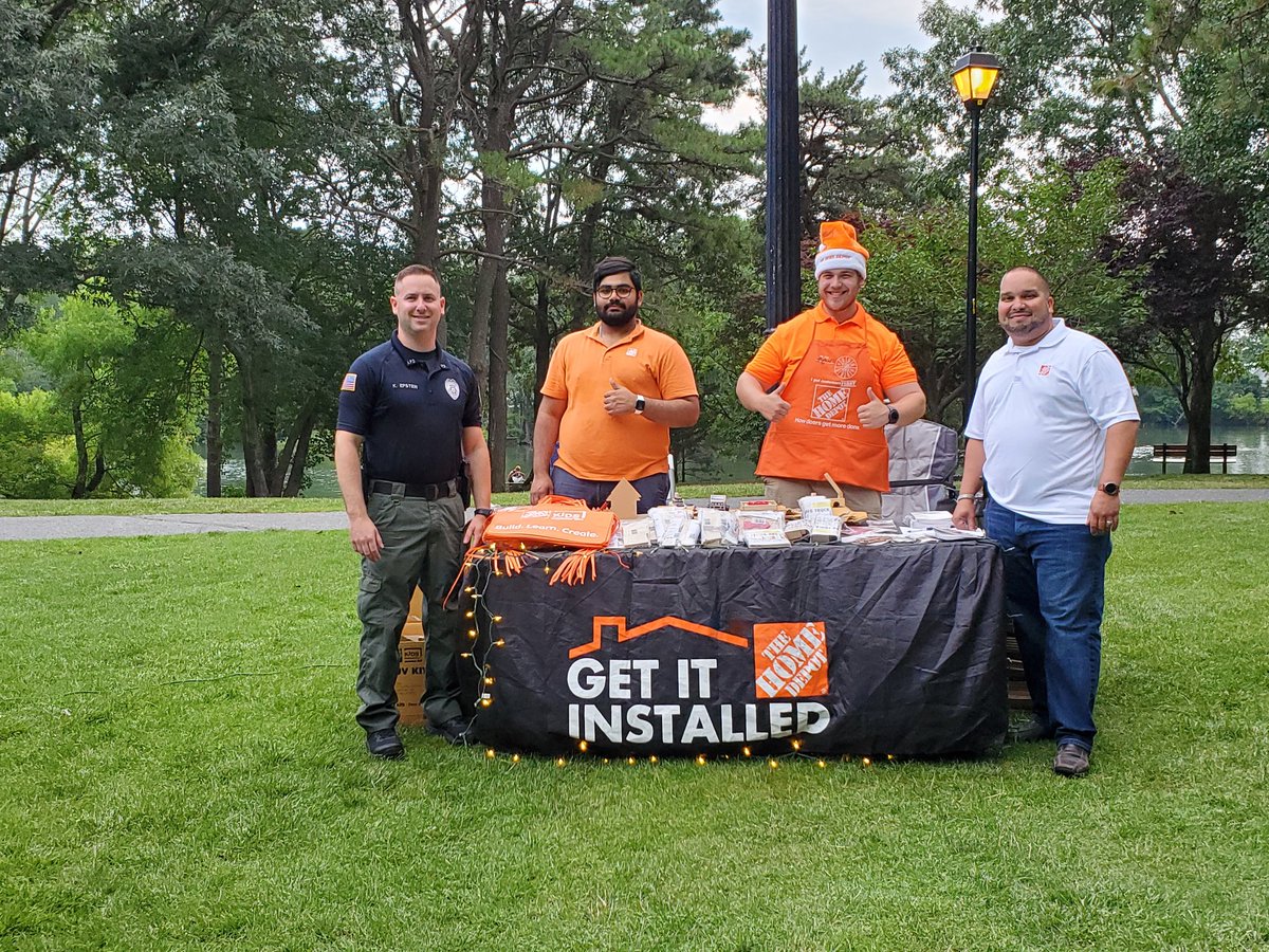 matthewcaez's tweet photo. Christmas in July! Building community relationships for a good cause and driving services. #THDKidsWorkshop #THDServices @JohnWat51106341 @thecava4 @wilkie_cindy https://t.co/gzQ0g8swbu