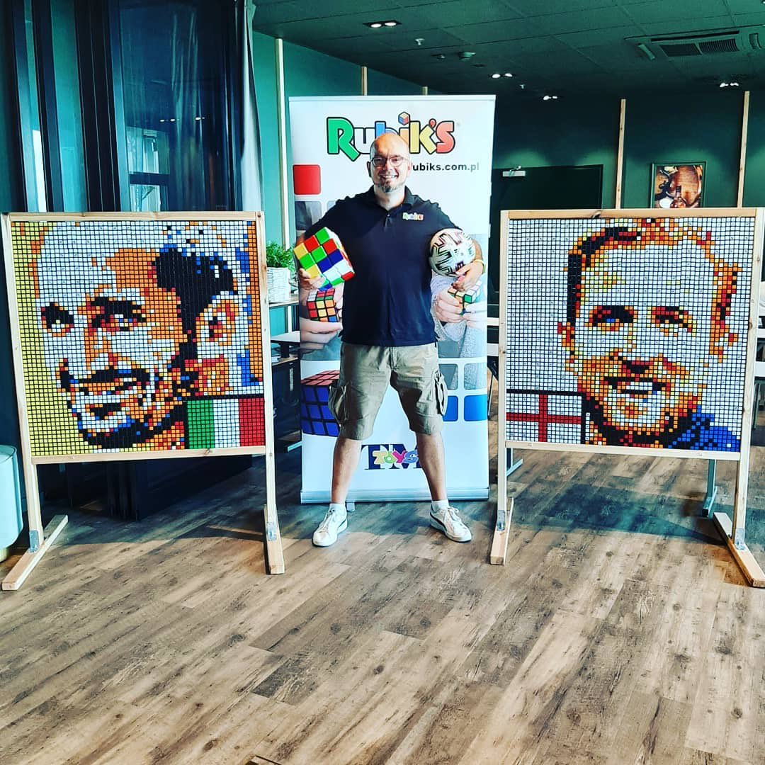 Rubiks_Official's tweet photo. #RubiksRepost from Adam Polkowski who made two #RubiksCubeMosaics out of 648 #RubiksCubes of @chiellini &amp; @HKane to celebrate the #EurosFinal tonight! All the best to both teams! 🏴󠁧󠁢󠁥󠁮󠁧󠁿 🇮🇹 #RubiksCube #EnglandvsItaly #ENGvsITA #Euro2020Final #EURO2020 #AdventureEveryTurn https://t.co/4Da5nDV7RH